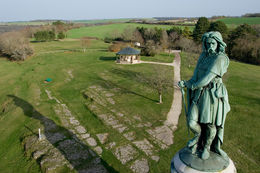 Photographie d'une vue d'Alise-Sainte-Reine avec la statue de Vercingétorix en premier plan