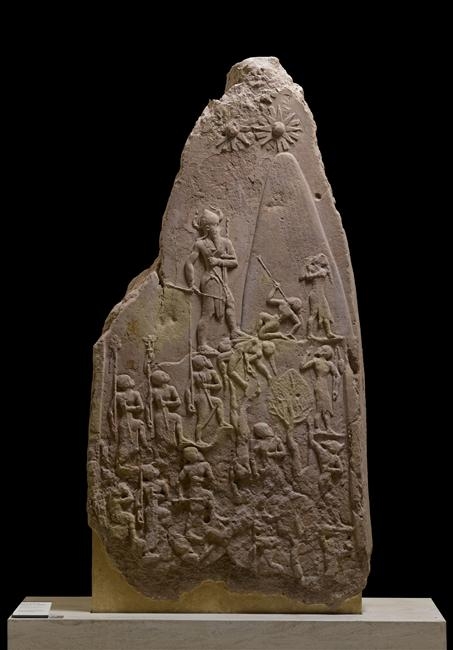 La stèle de Naram-Sin, découverte par Jacques de Morgan à Suse et conservée au Louvre.