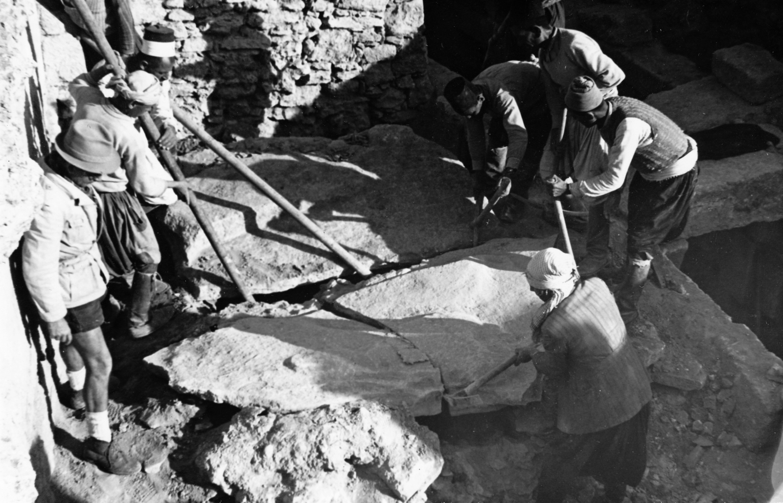 Fouille en cours des tombes royales du palais d’Ougarit. © Mission de Ras Shamra, fonds C. Schaeffer, Service des archives du Collège de France