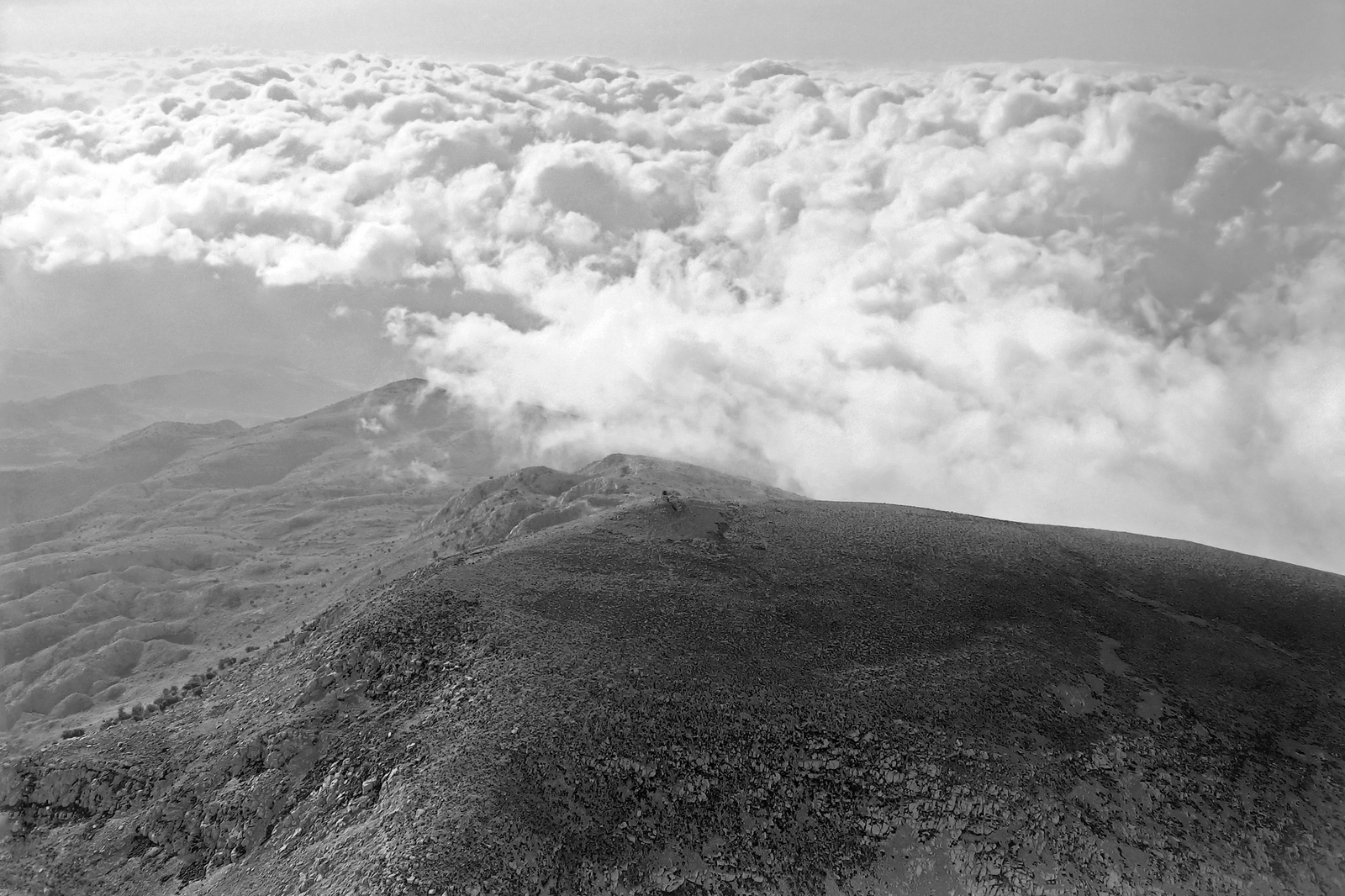 Nuages à l'assaut du Jebel Akra, le 31 mai 1937