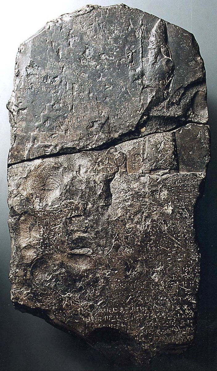 stèle avec un dessin de la tour et du plan du temple.