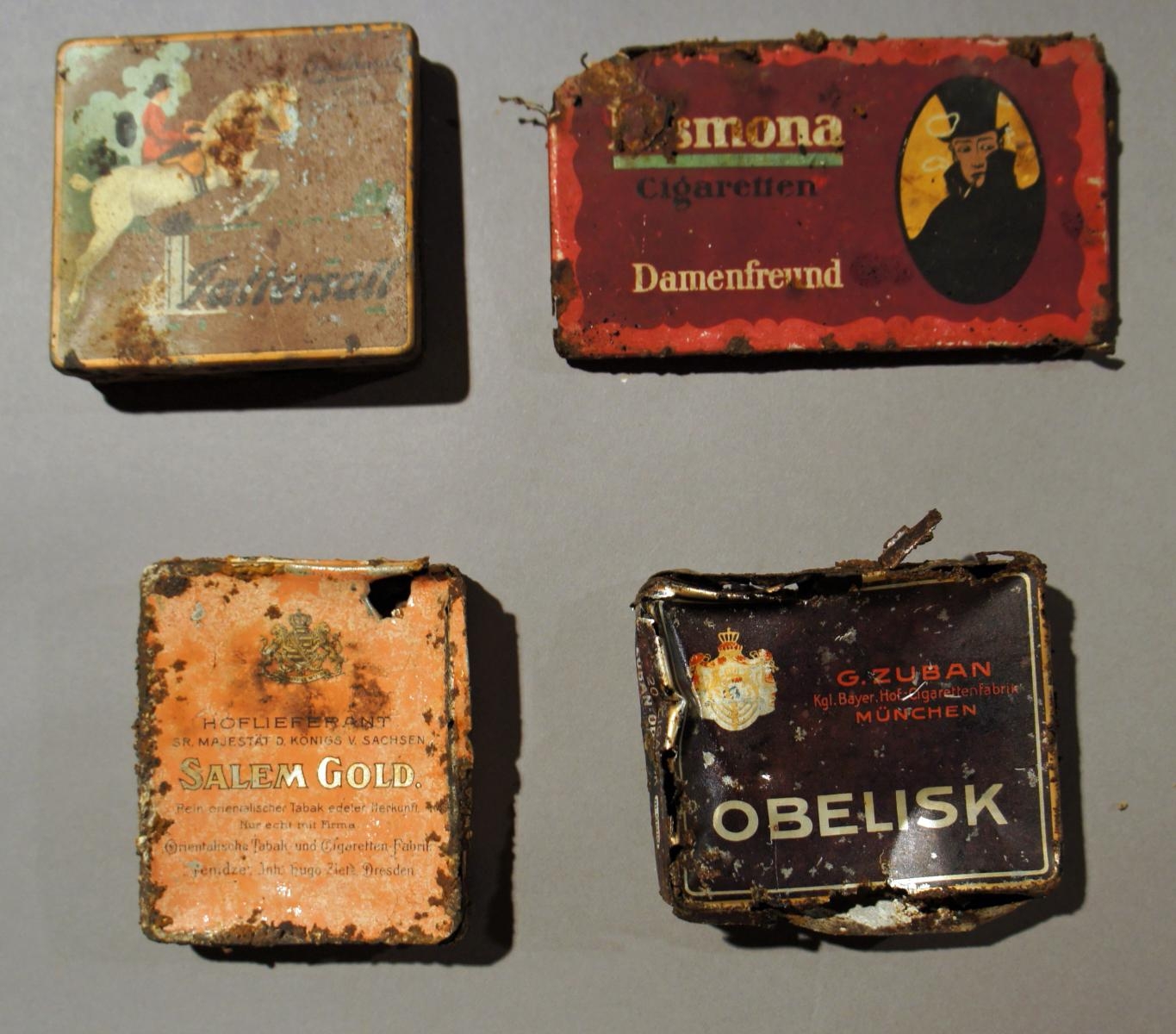 Assortiment de boites à cigarettes en métal de diverses marques allemandes - Cl. Yves Desfossés. Ministère de la Culture et de la Communication
