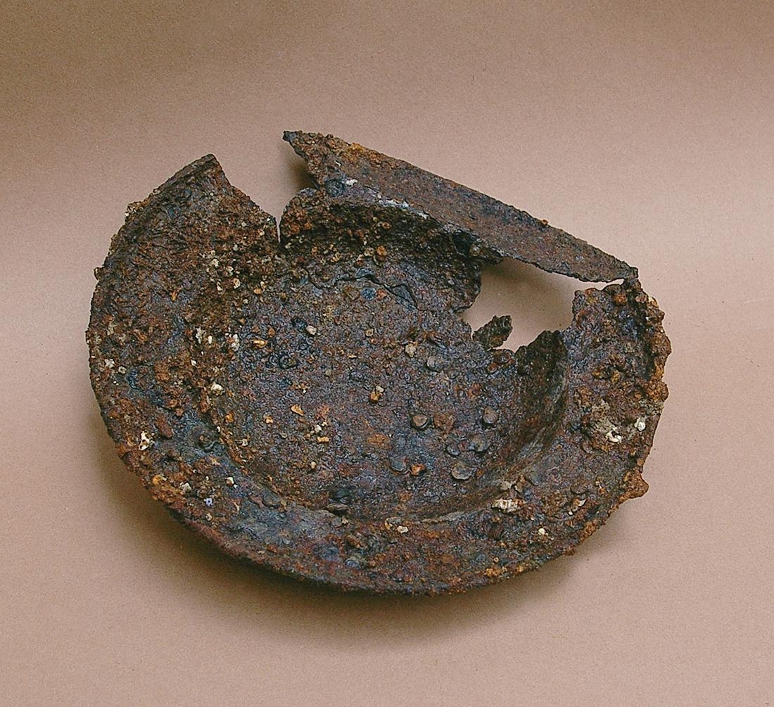 Assiette en métal découverte dans le havresac du soldat Pierre Grenier - Cl. Alain Jacques. Service archéologique d'Arras