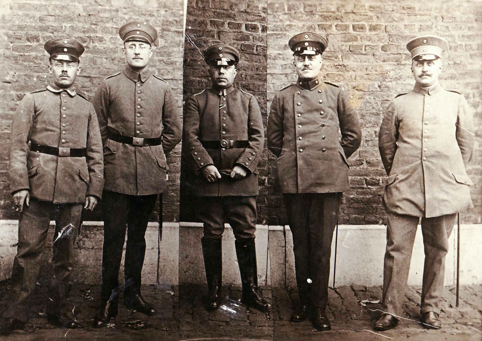 Les cinq frères Hütten en uniforme de la Première Guerre Mondiale - Hannelore Börger
