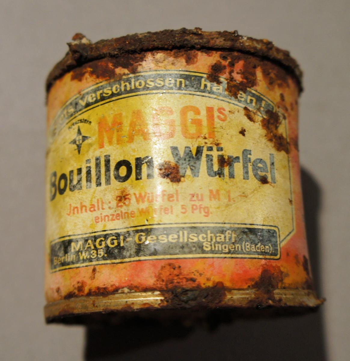 Boites de conserve allemandes contenant du bouillon de marque Maggi - Cl. Yves Desfossés. Ministère de la Culture et de la Communication