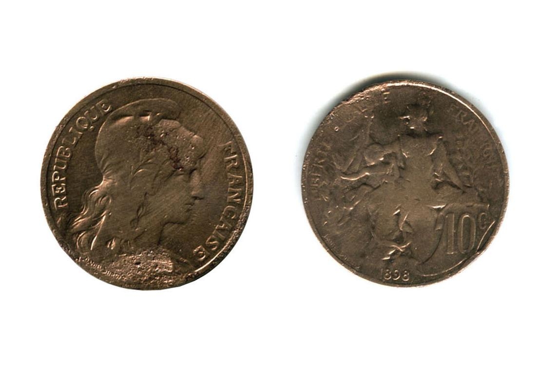 Pièce de monnaie découverte dans le portefeuille du soldat Pierre Grenier - Cl. Alain Jacques. Service archéologique d'Arras