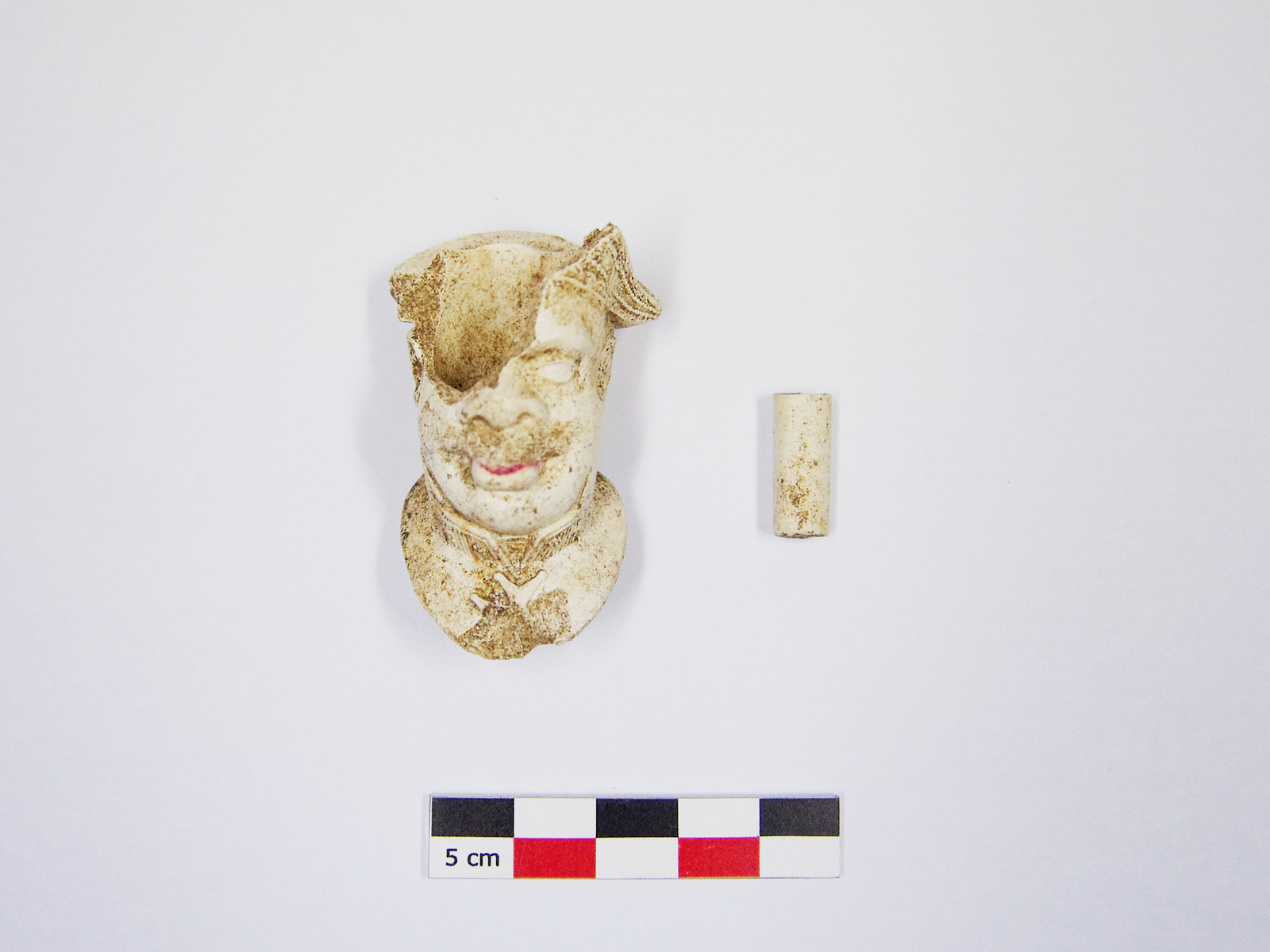 Fourneau fragmenté d'une pipe en terre cuite