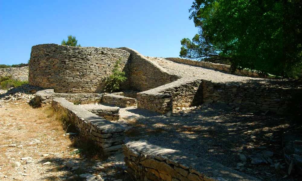 Tour de l’oppidum de Nages