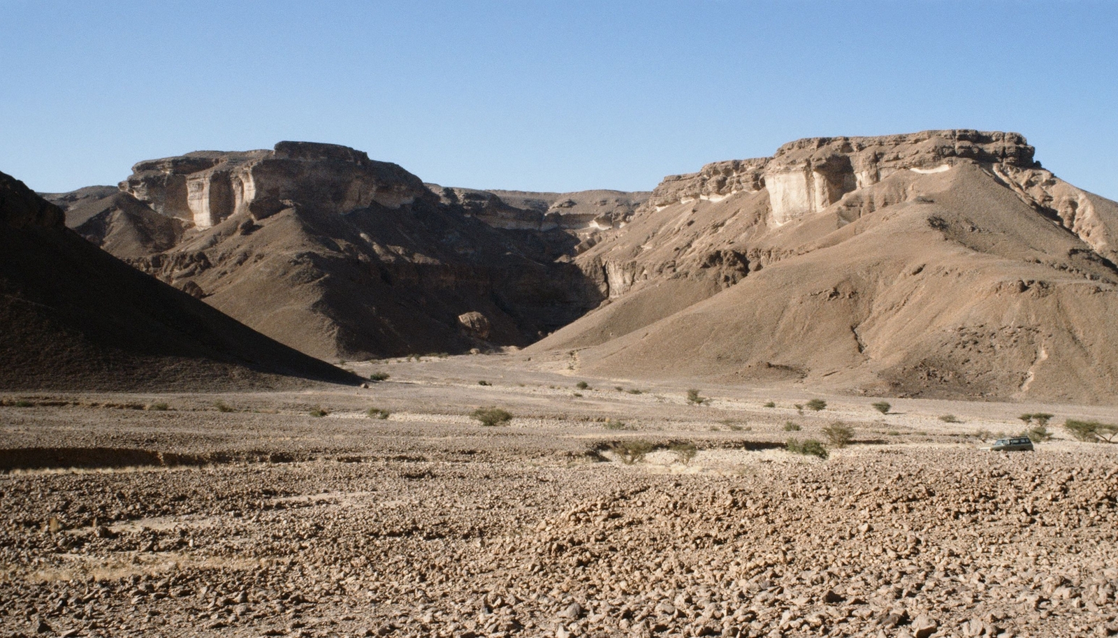 L'escarpement du Jabal al-Ghalîb encadrant