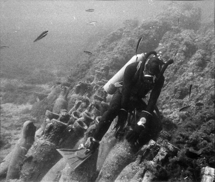 Photographie d'un plongeur au-dessus d'amphores de l'épave du Titan, 1957