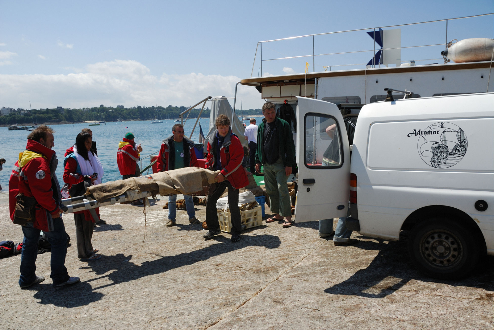 Photographie du débarquement des objets retrouvés en fouille