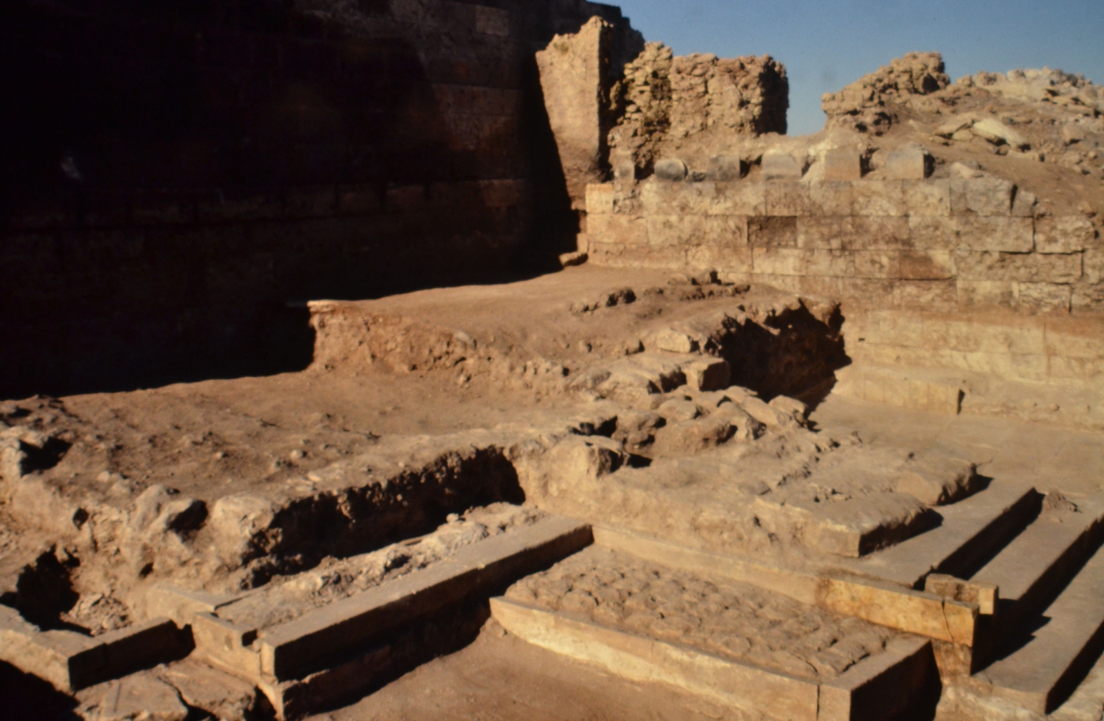 Escalier occidental d'accès à la cour du palais