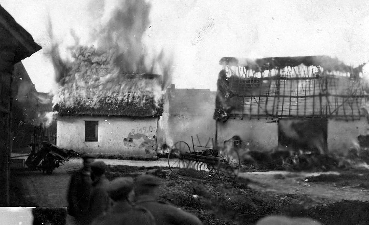Maison en flamme dans un village du Pas-de-Calais évacué par l'armée allemande en février 1917