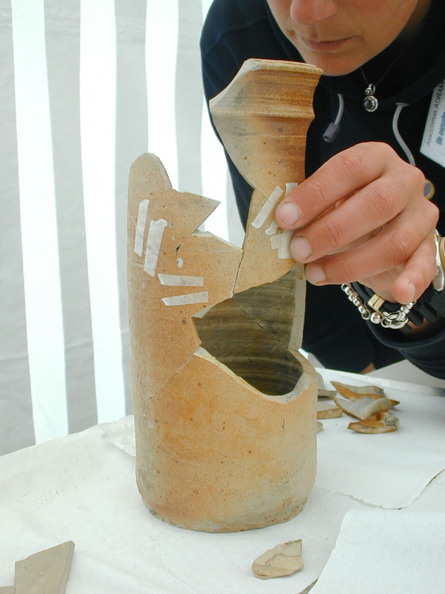 Photographie d'une céramique en cours de remontage