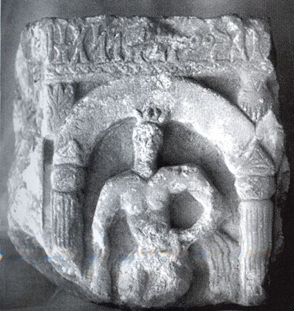 Stèle avec un Hercules sous un arc