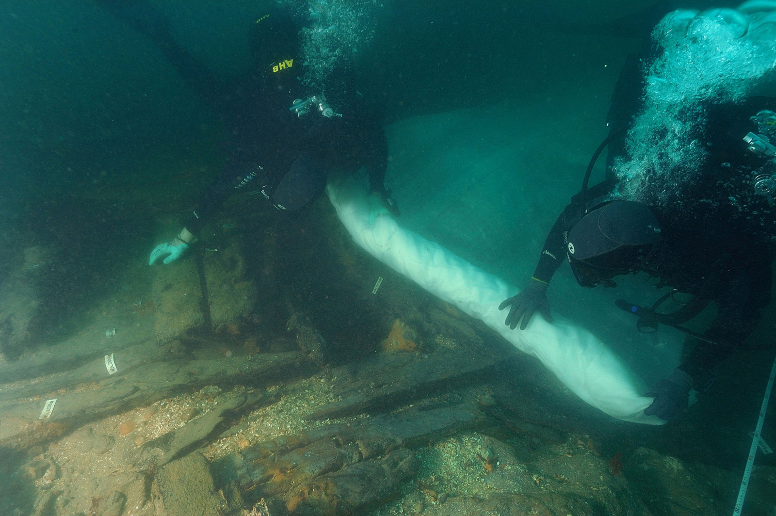 Photographie sous-marine de la mise en place du géotextile