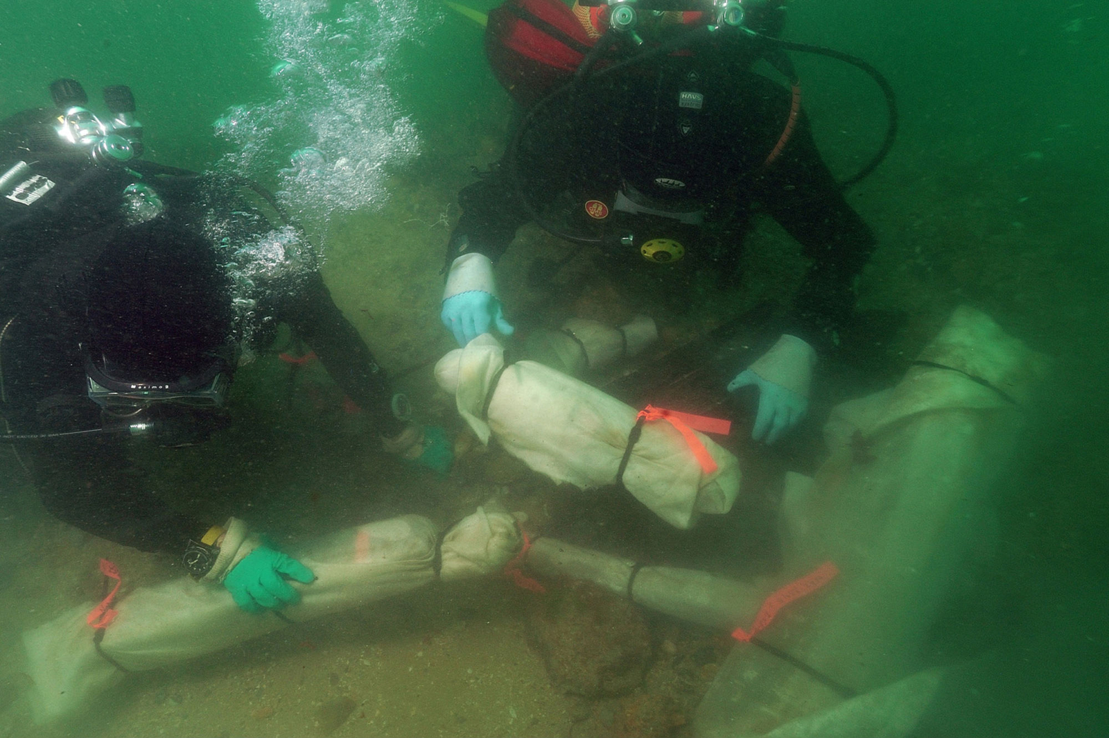 Photographie sous-marine du ré enfouissement des vestiges