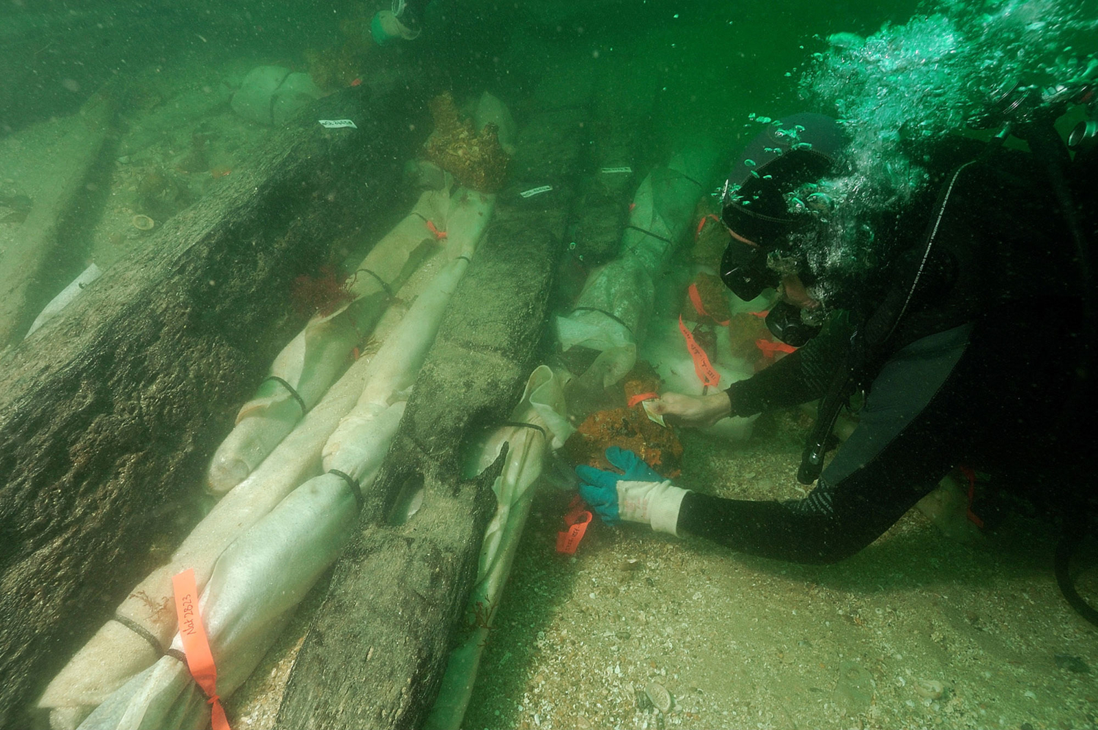 Photographie sous-marine du réenfouissement des vestiges