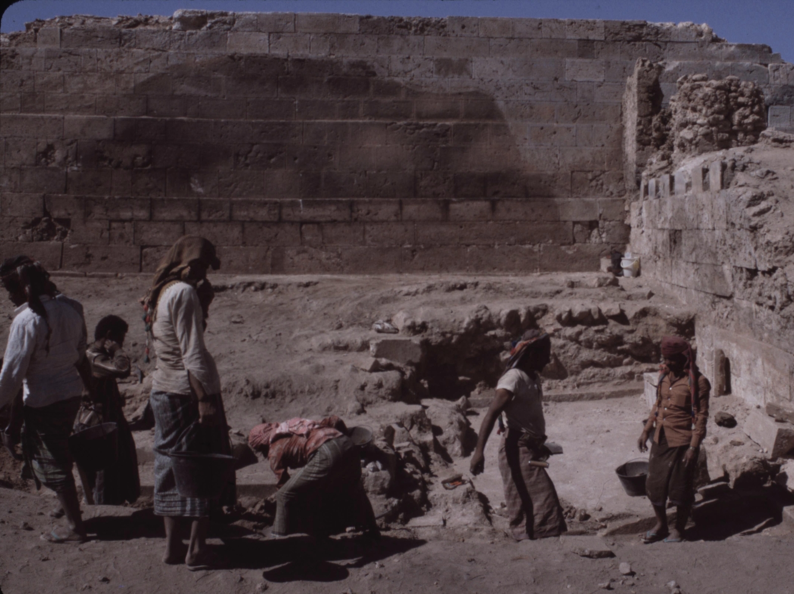 Dégagement de l'escalier occidental, en cours.