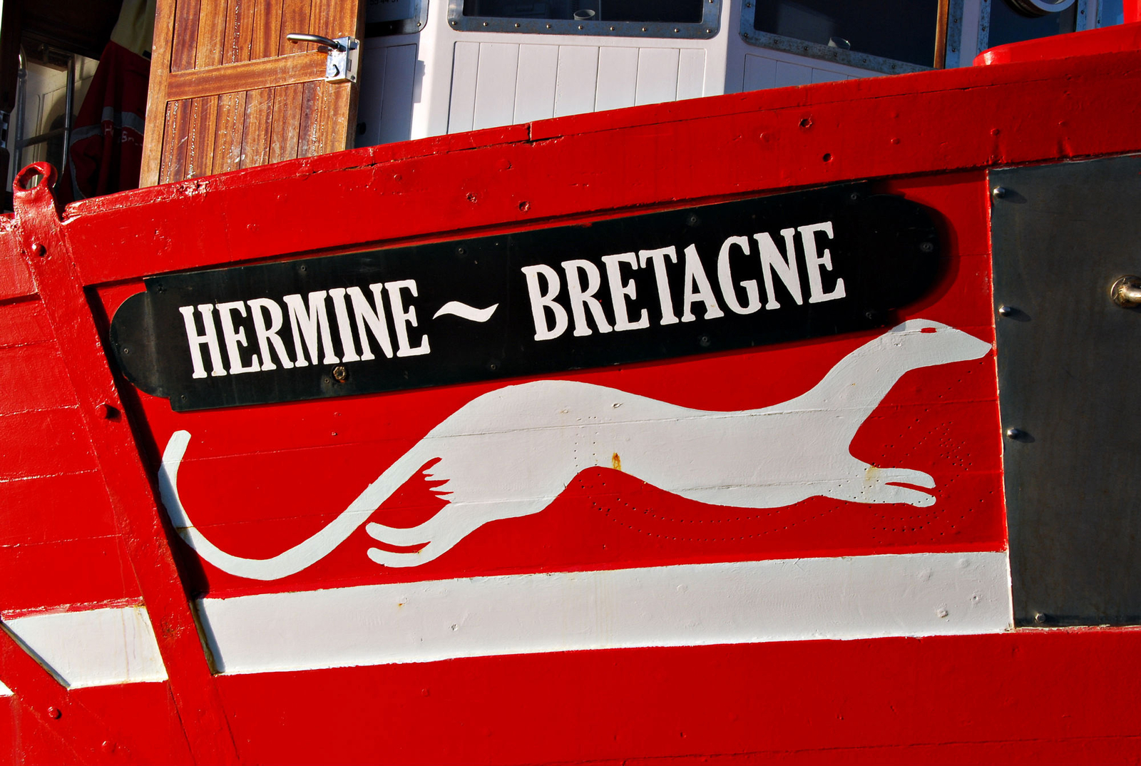 Photographie de l'hermine figurée des deux côtés de la proue de l'Hermine-Bretagne