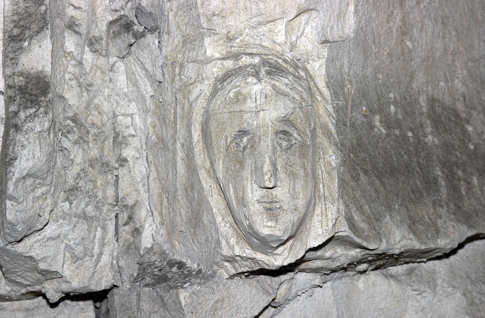 Énigmatique masque en ronde-bosse dans les souterrains britanniques d'Arras