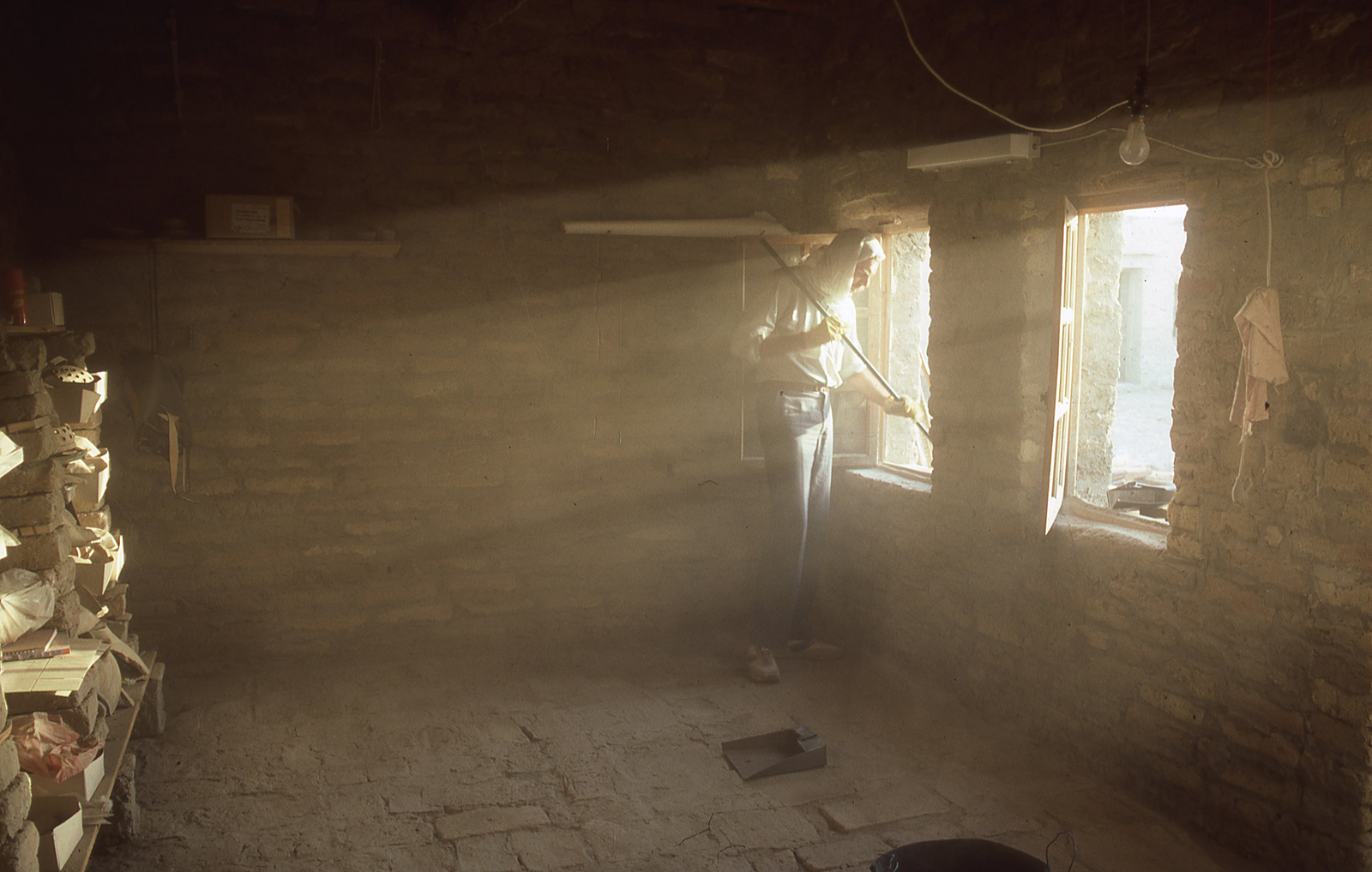 Nettoyage des pièces. © Mission Archéologique française de Larsa-‘Oueili, cliché Joël Suire