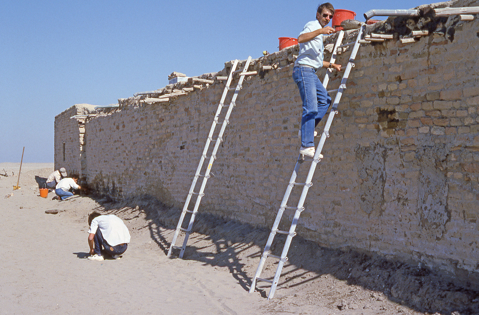 Les travaux d'entretien. © Mission Archéologique française de Larsa-‘Oueili, cliché Joël Suire