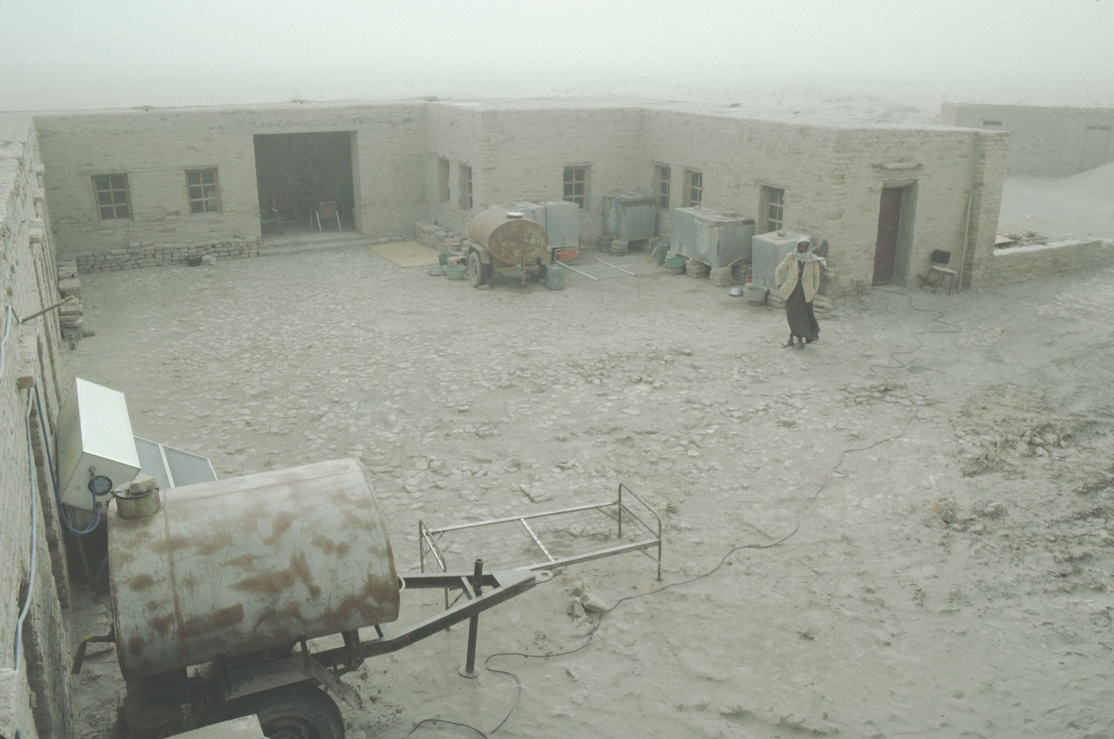 L'intérieur de la maison par vent de sable. © Mission Archéologique française de Larsa-‘Oueili, cliché Joël Suire