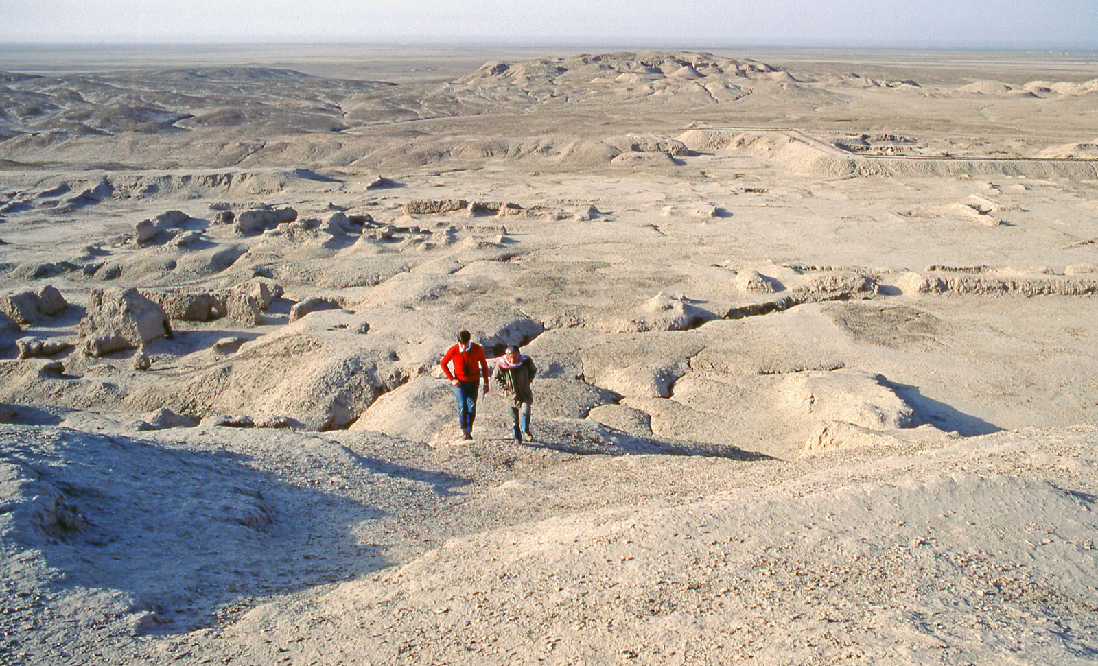 L'escalade de la Ziggurat. © Mission Archéologique française de Larsa-‘Oueili, cliché Joël Suire