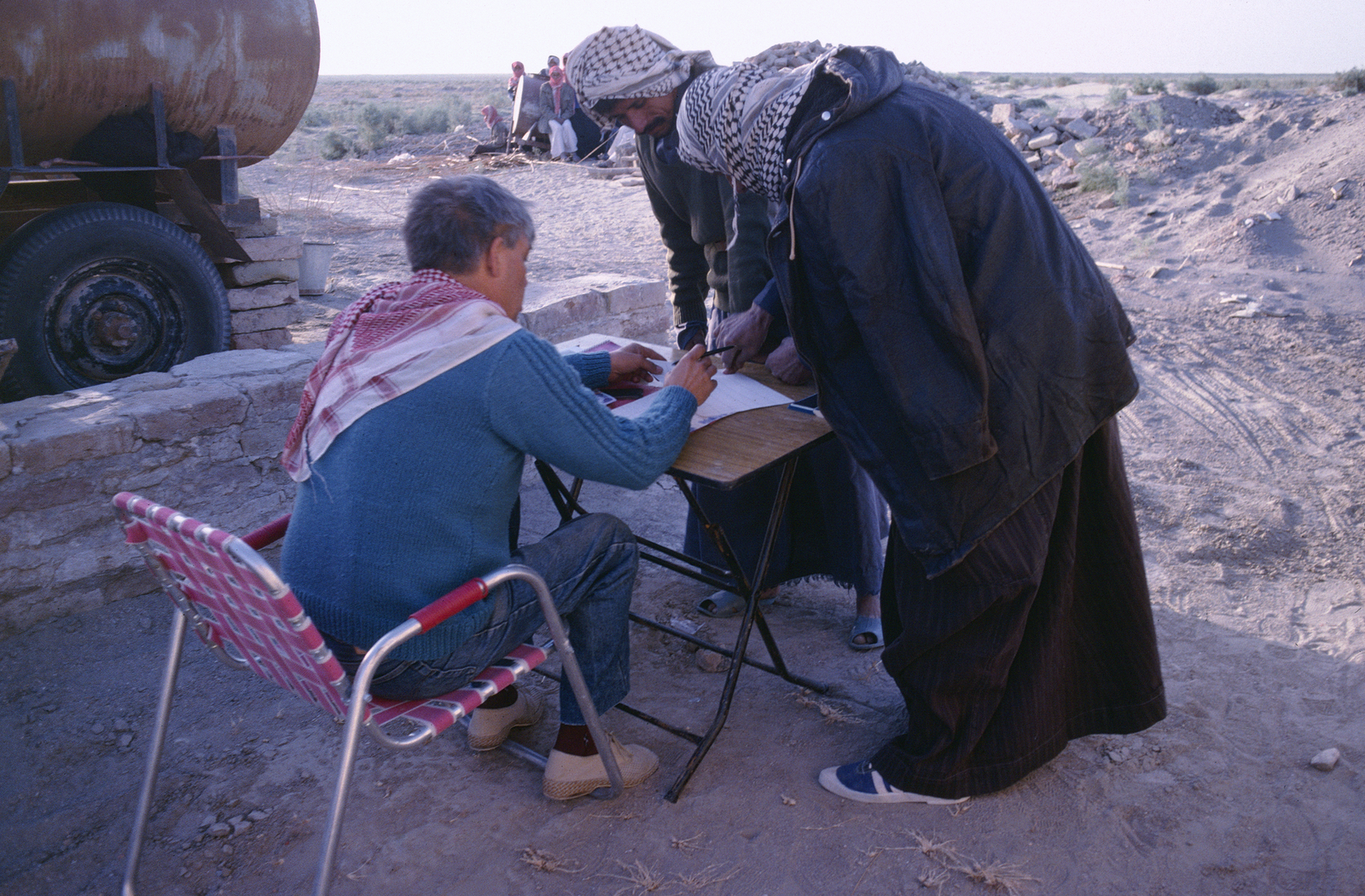 Enregistrement des ouvriers. © Mission Archéologique française de Larsa-‘Oueili, cliché Joël Suire