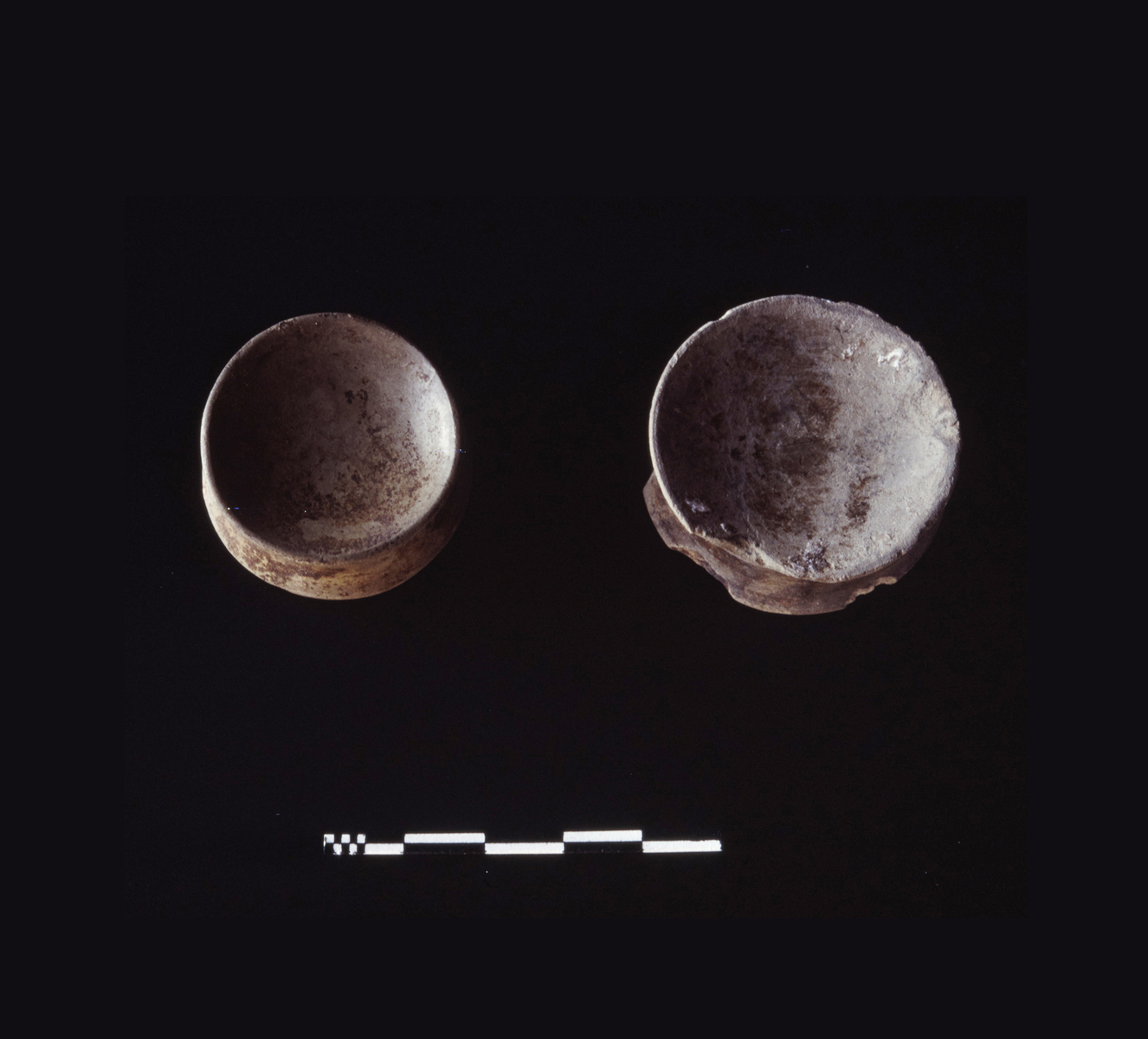 Deux labrets. © Mission Archéologique française de Larsa-‘Oueili, ARCH. MAE, JLH278_02_015
