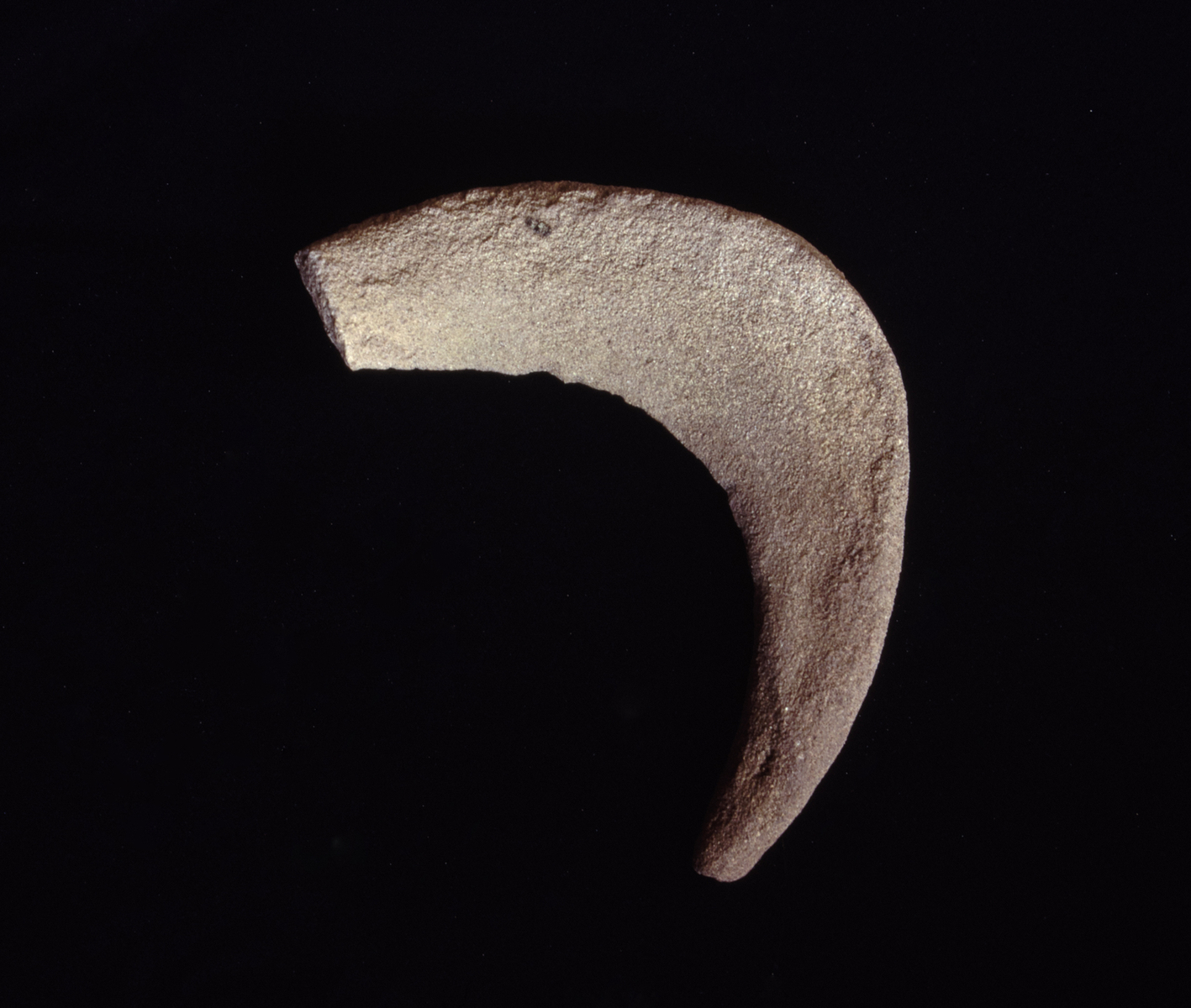 Faucille en terre cuite. © Mission Archéologique française de Larsa-‘Oueili, ARCH. MAE, JLH279_01_031
