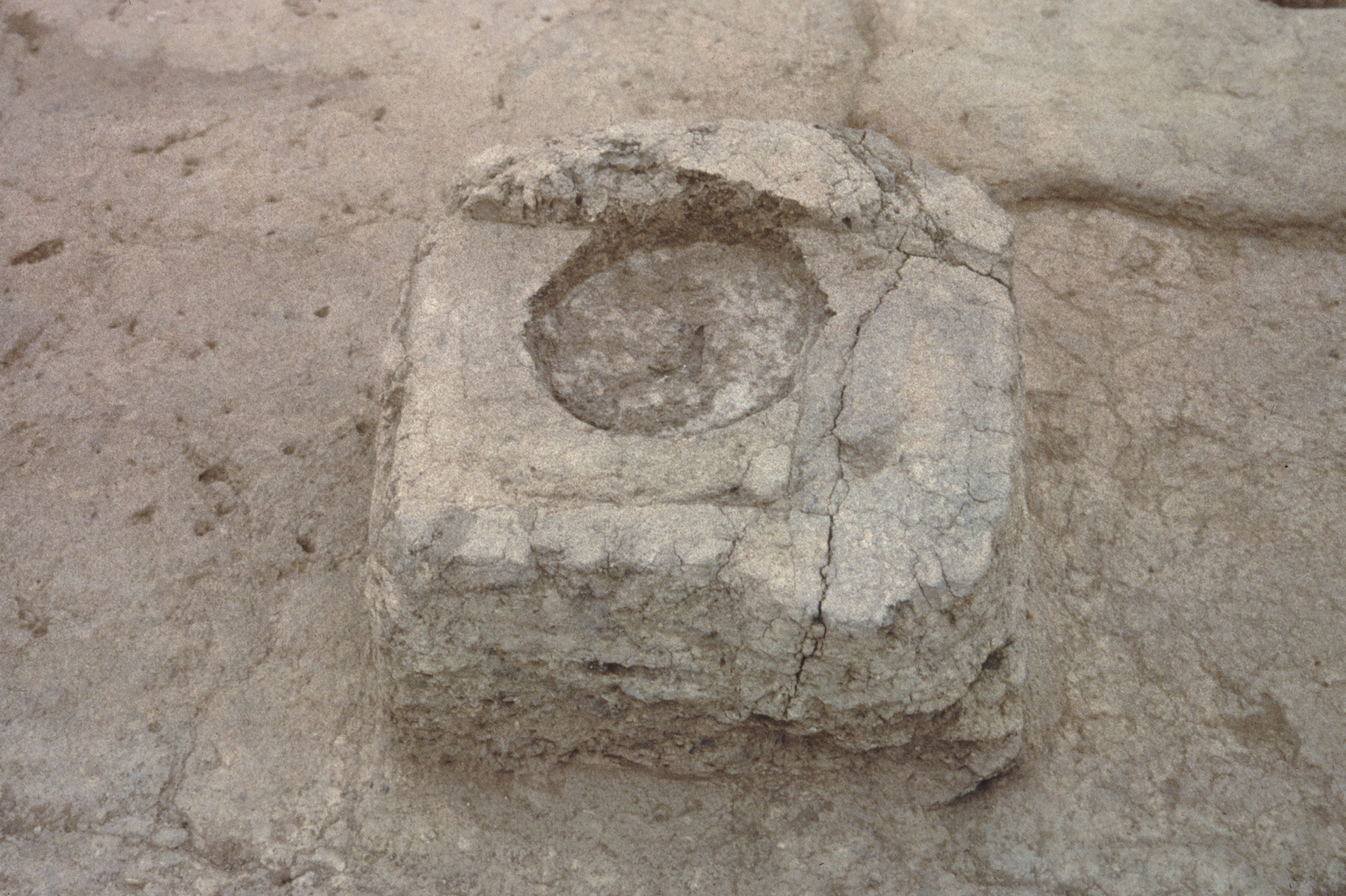 Une base d’un poteau. © Mission Archéologique française de Larsa-‘Oueili, ARCH. MAE, JLH279_10_023, cliché Régis Vallet