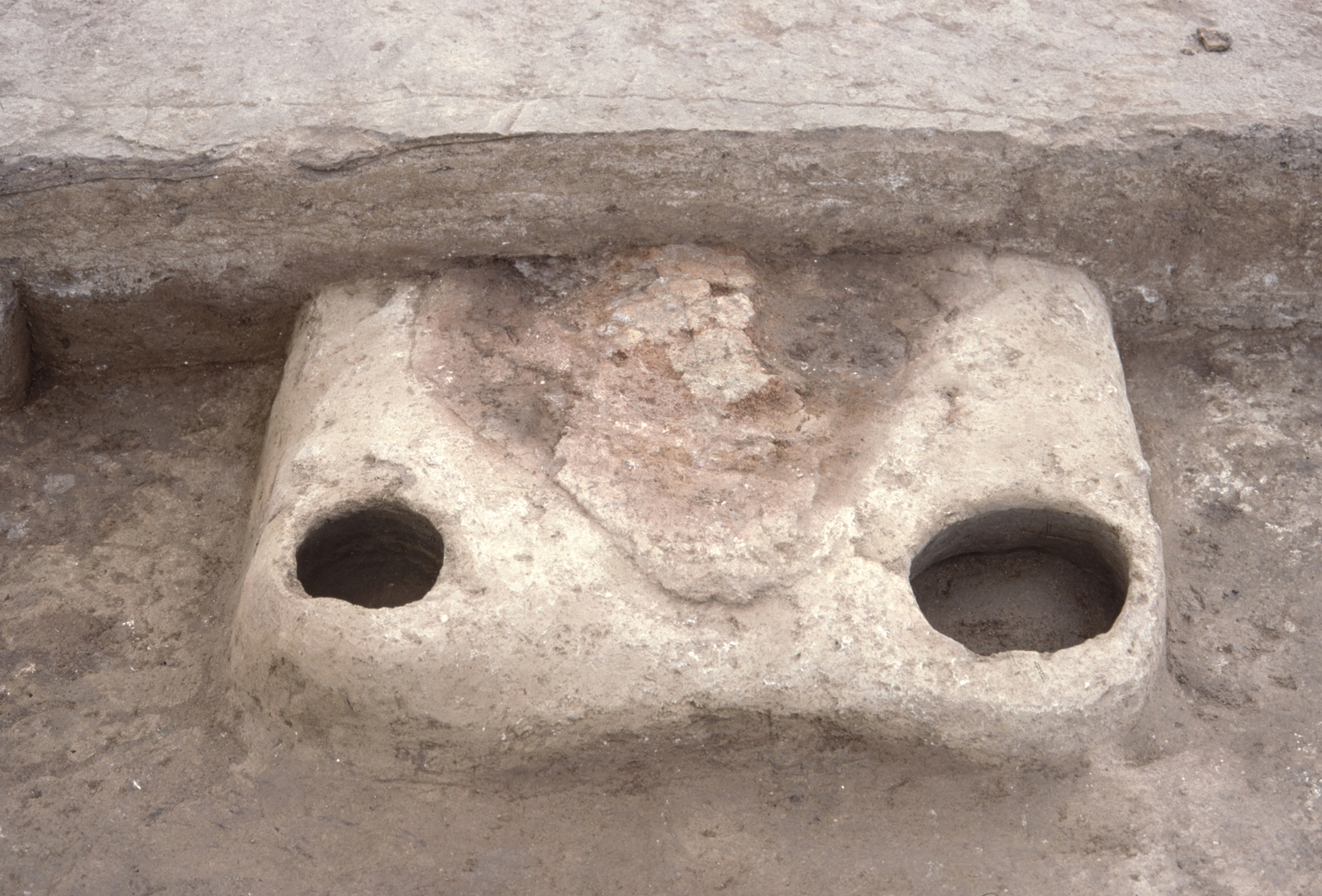 Le foyer à cavités. © Mission Archéologique française de Larsa-‘Oueili, ARCH. MAE, JLH279_11_004, cliché Régis Vallet