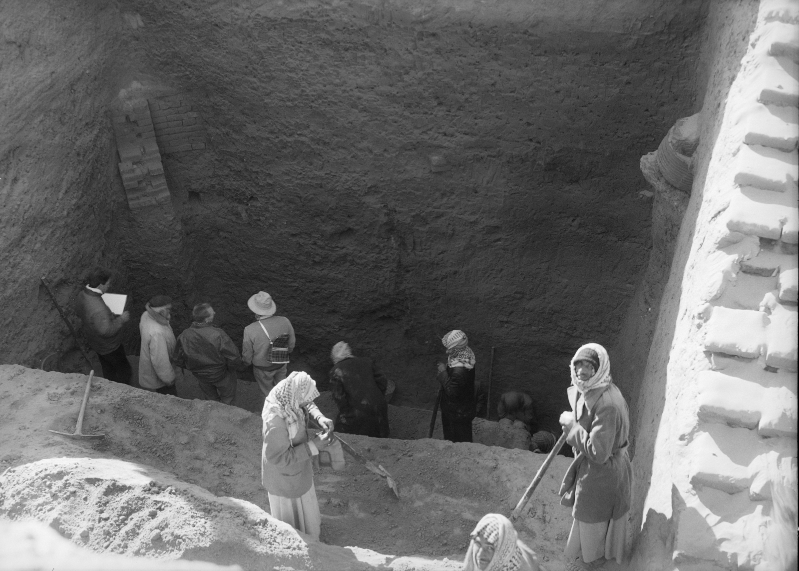 Le sondage stratigraphique. © Mission Archéologique française de Larsa, ARCH. MAE, THM317_AP13950