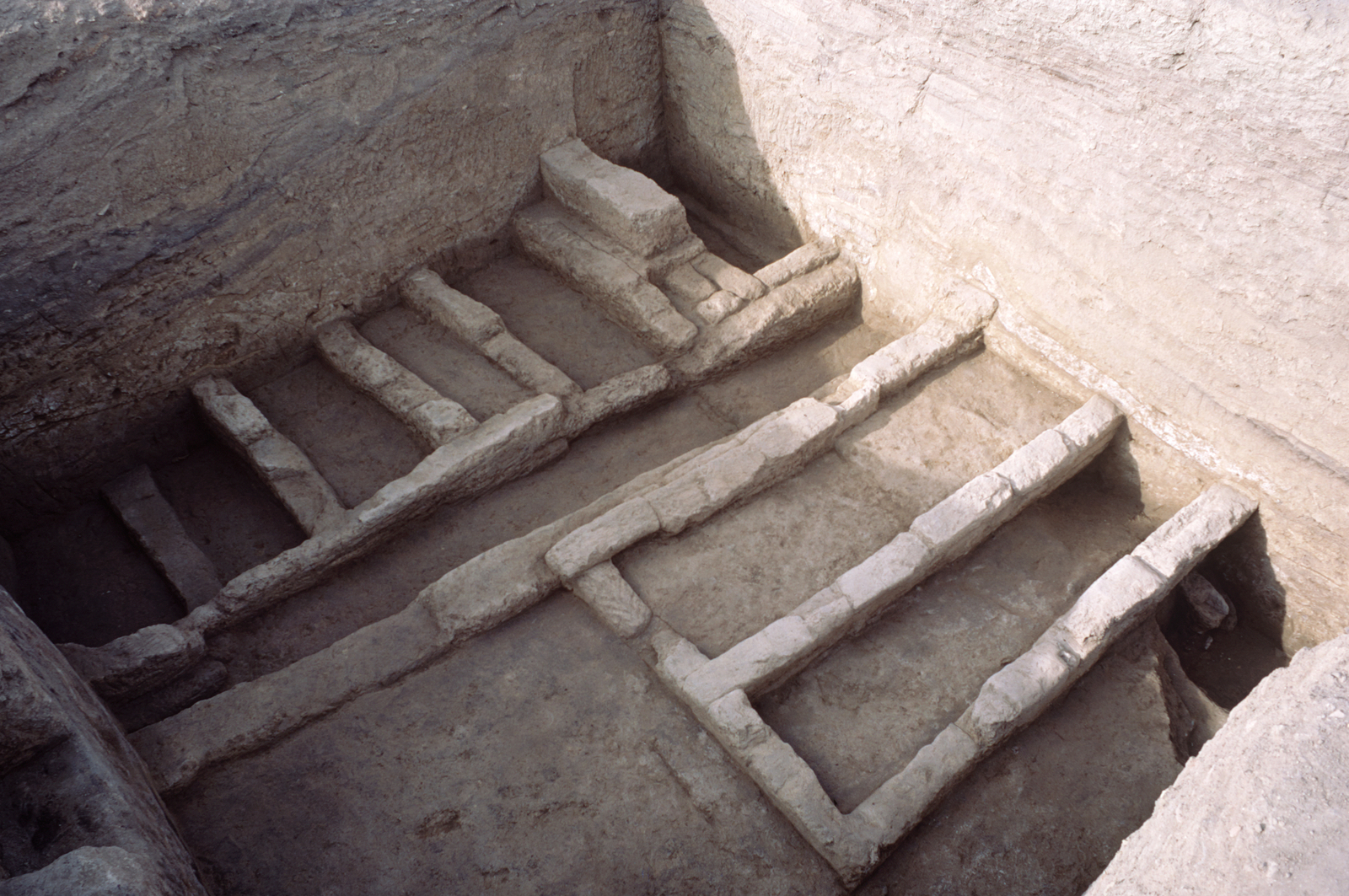 Les découvertes des structures Obeid 0. © Mission Archéologique française de Larsa-‘Oueili, ARCH. MAE, JLH277_01_12, cliché Régis Vallet