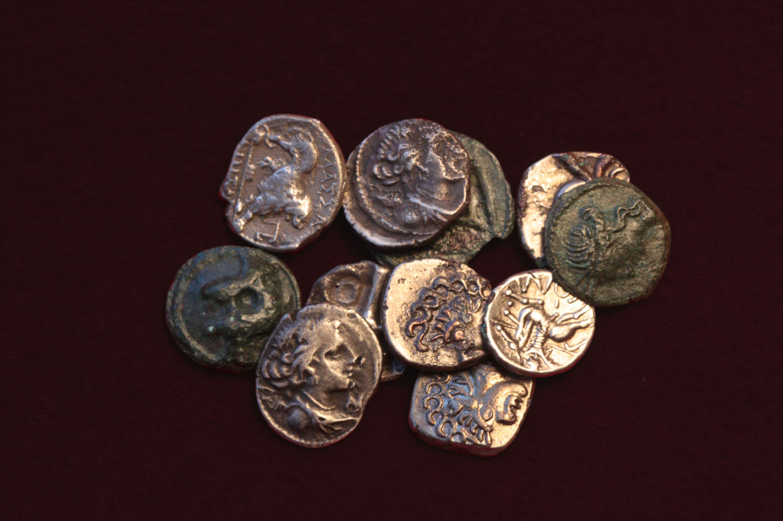 Monnaies d'un site étape de la voie Domitienne  