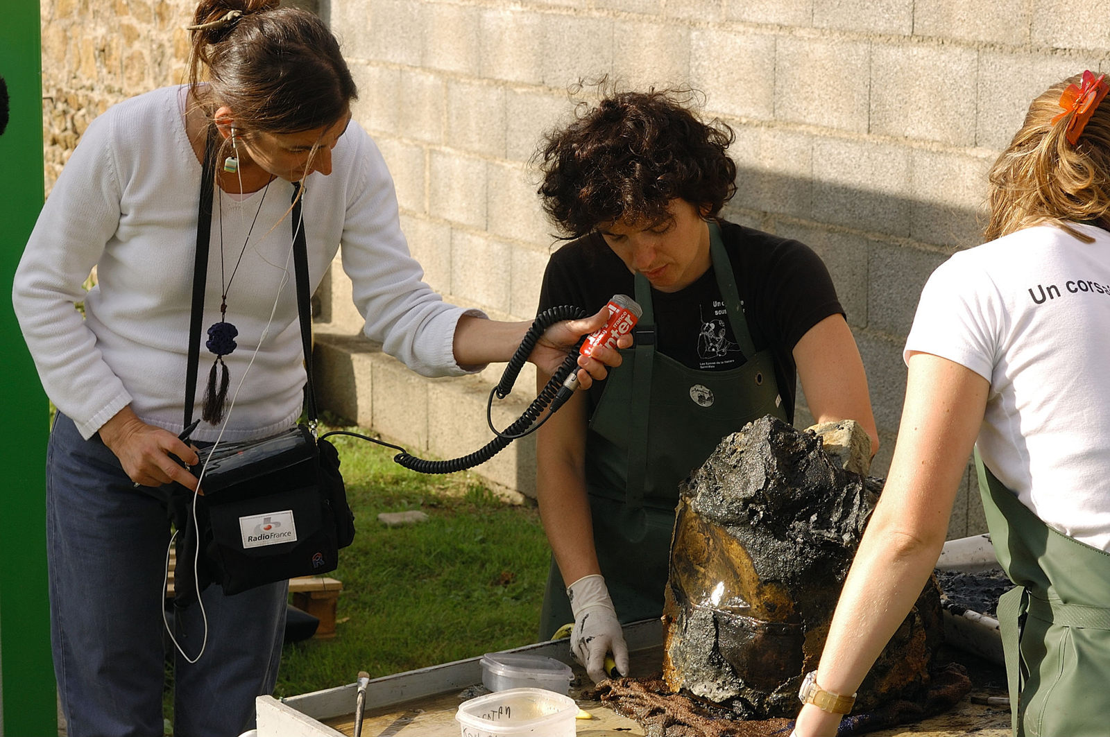 Photographie d'une interview avec un membre de l'équipe de fouille