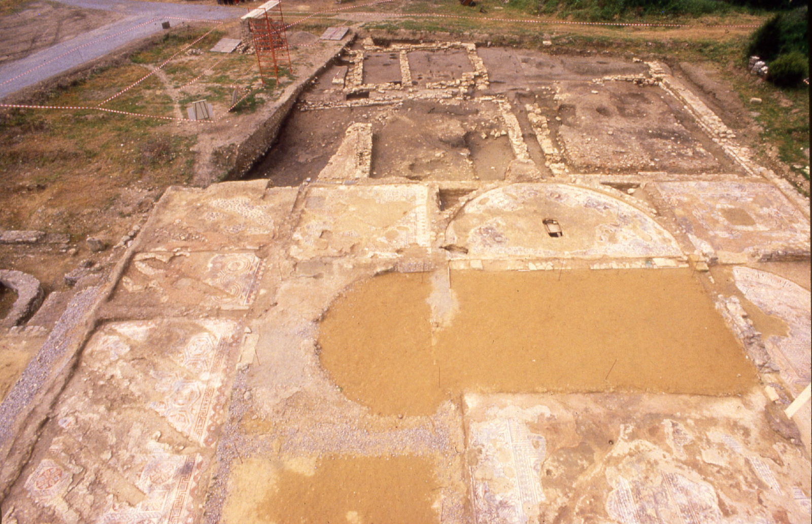 Les mosaiques en cours de fouille  
