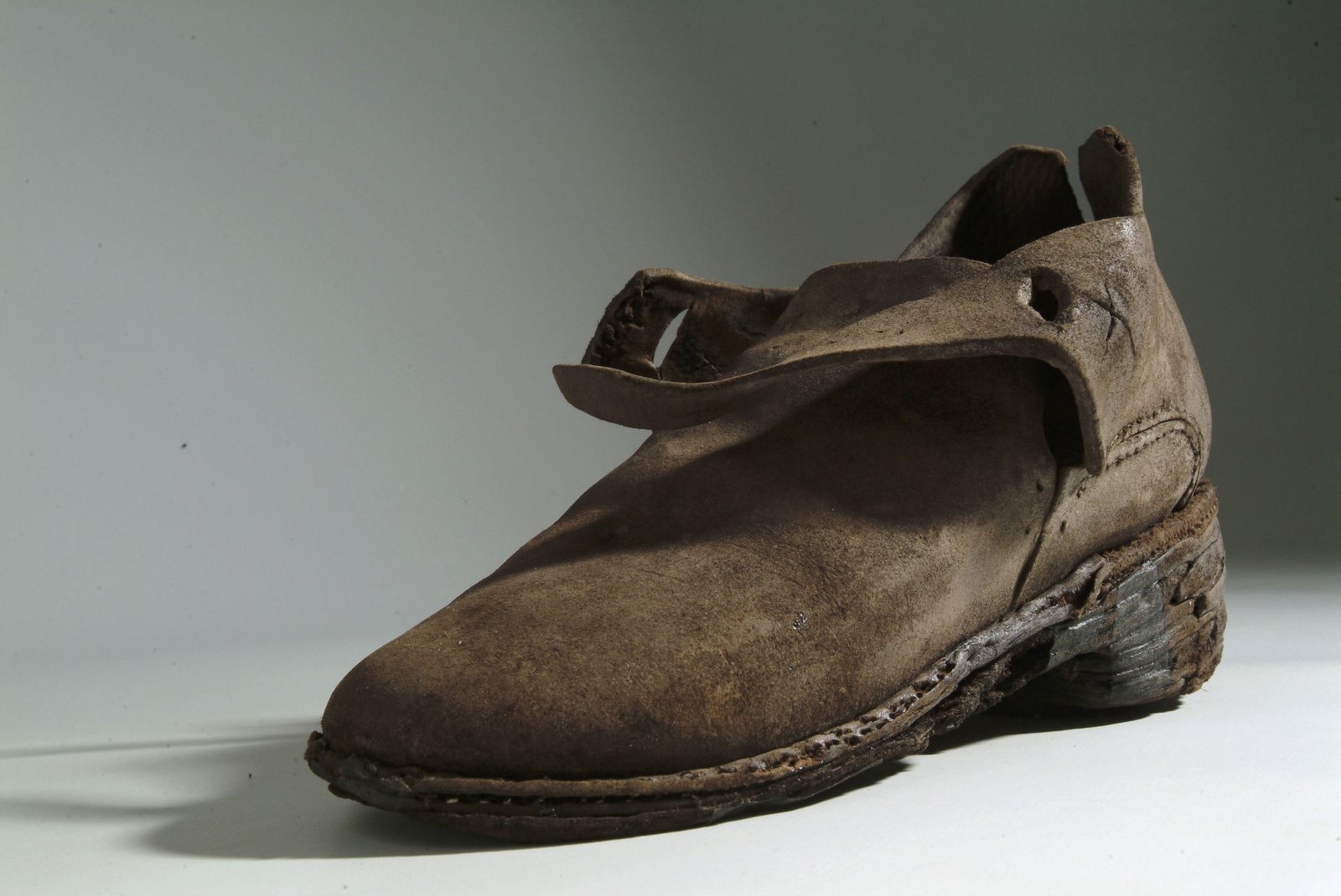 Photographie d'une chaussure en cuir découverte sur l'épave de la frégate la Dauphine après traitement