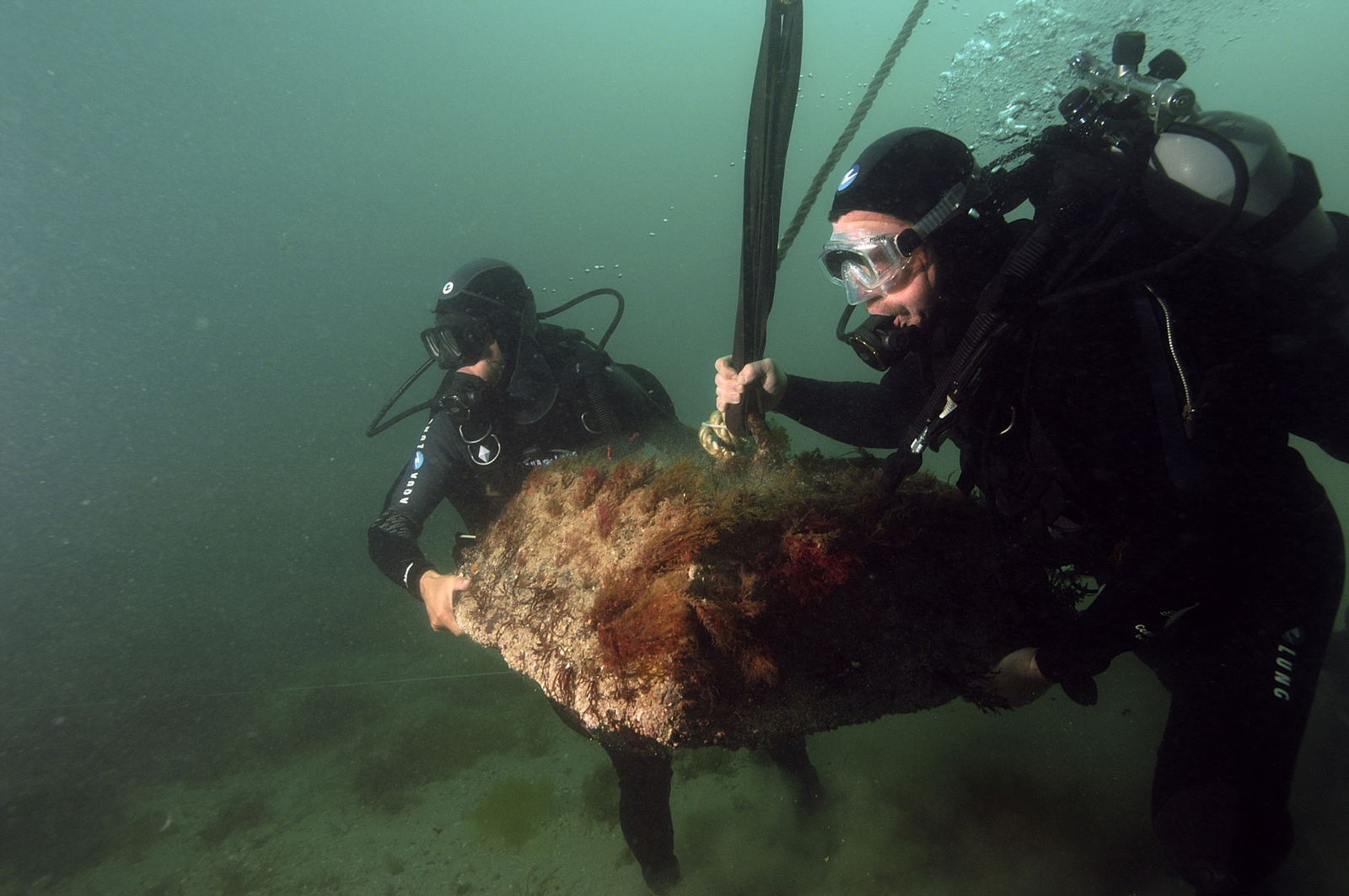 Photographie sous-marine de l'installation d'un corps mort