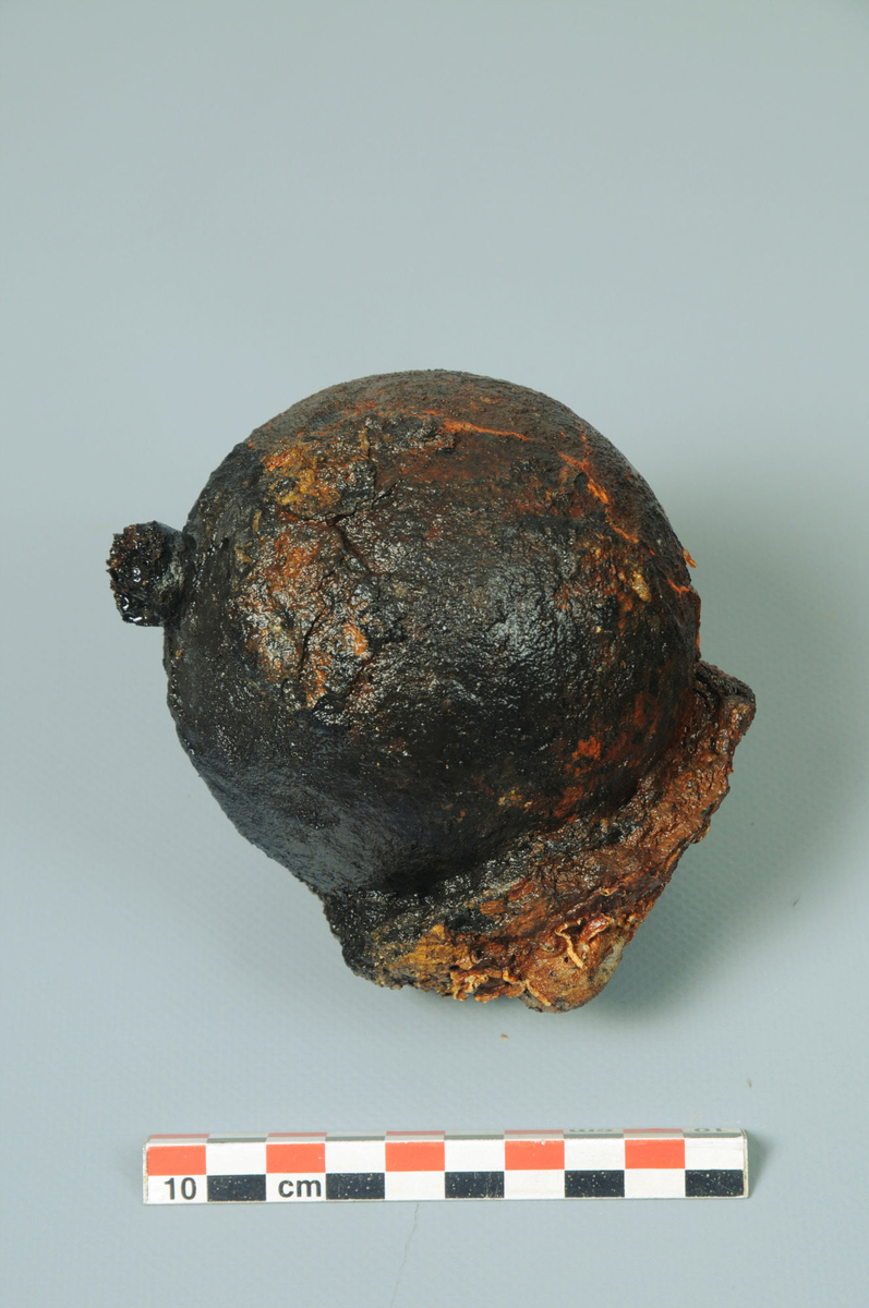 Photographie d'une grenade provenant de L'Aimable Grenot (1749). 