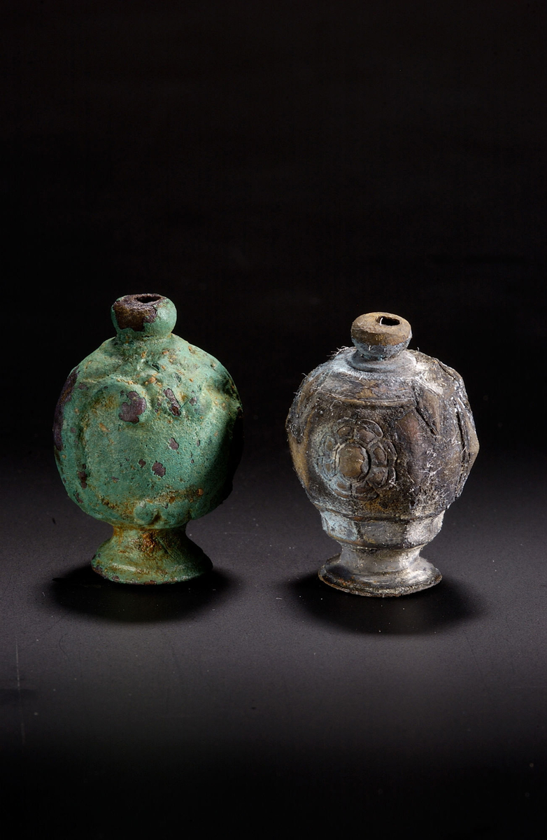 Photographie de pommeaux d'épée découverts sur l'épave de la frégate la Dauphine (1704)