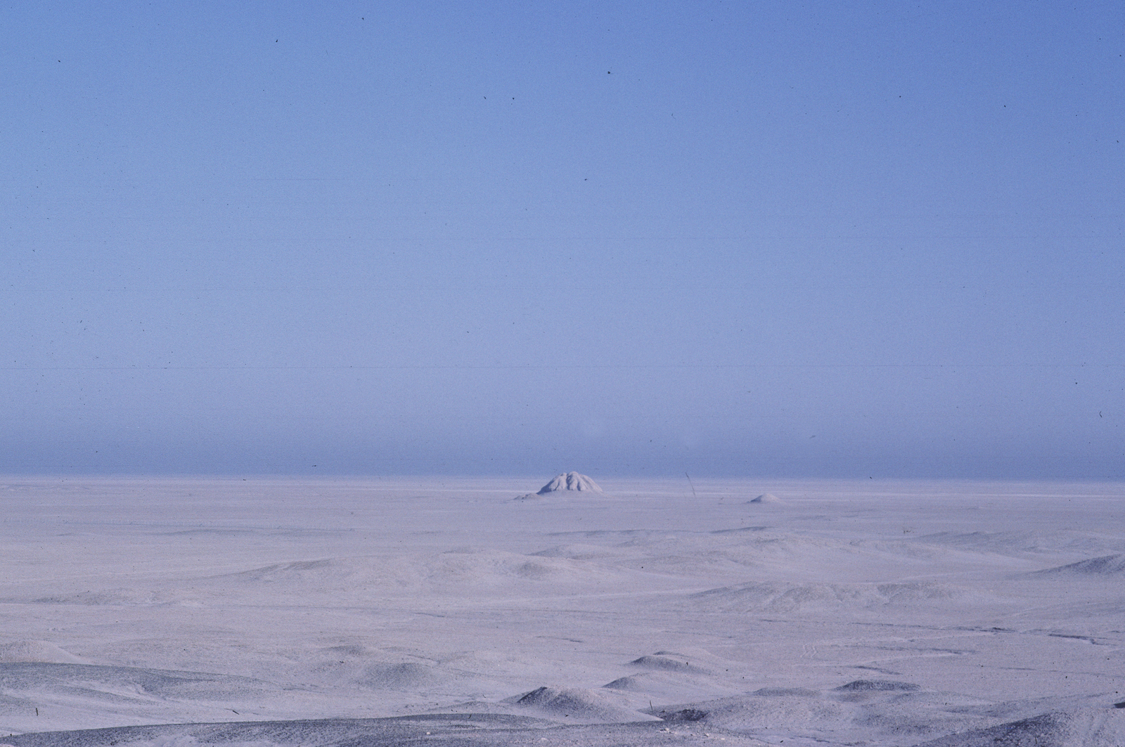 Un tell à l’horizon. © Mission Archéologique française de Larsa-‘Oueili, Joël Suire, « 1983 097 »