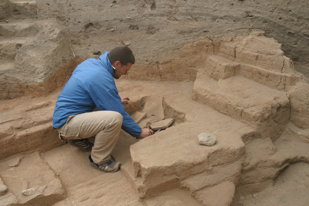 Archéologue dans les ruines du Grand Bâtiment 
