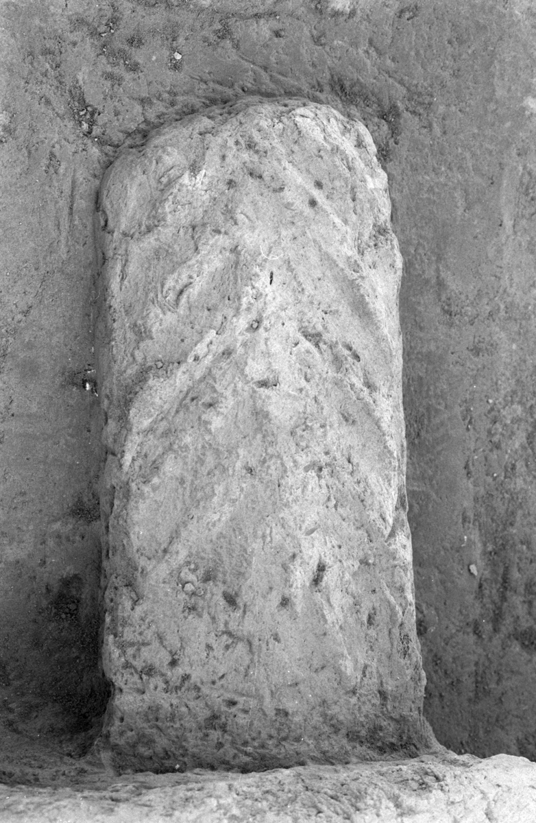 Une brique à chevron.© Mission Archéologique française de Larsa-‘Oueili, ARCH. MAE, JLH255_2_036, cliché Régis Vallet