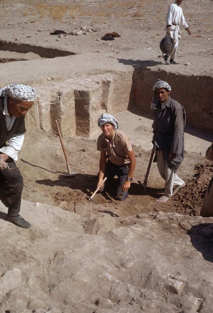 Dans l’E.babbar. © Mission Archéologique française de Larsa-‘Oueili, ARCH. MAE, JLH272_02_08