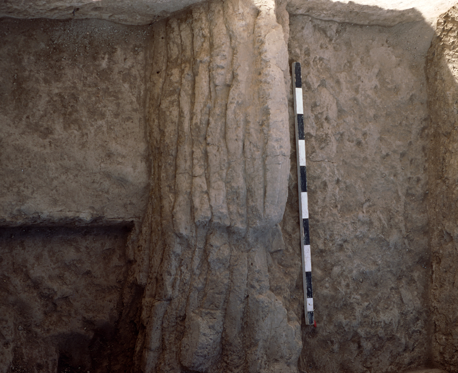 Brique à rainure longitudinales.© Mission Archéologique française de Larsa-‘Oueili, ARCH. MAE, JLH277_08_35, cliché Régis Vallet