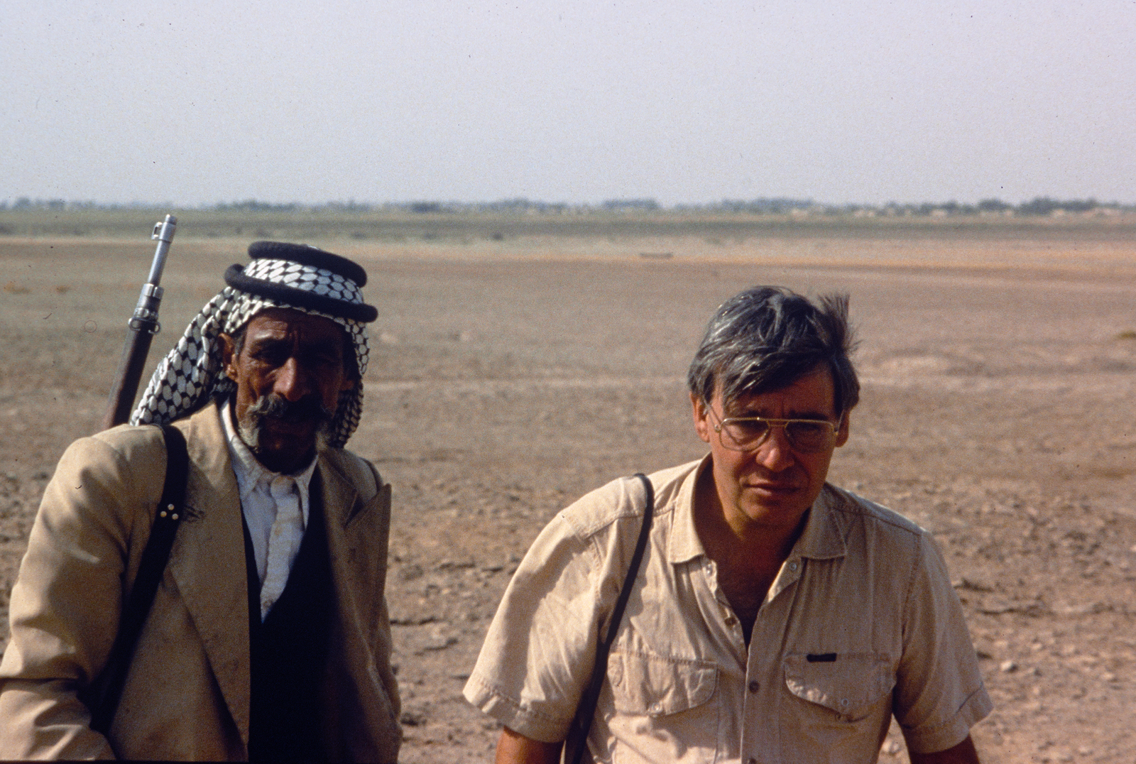 Haddad ‘Obeid ‘Abd el-Nabi et Jean-Louis Huot (1985). © Mission Archéologique française de Larsa-‘Oueili, ARCH. MAE, JLH277_12_38