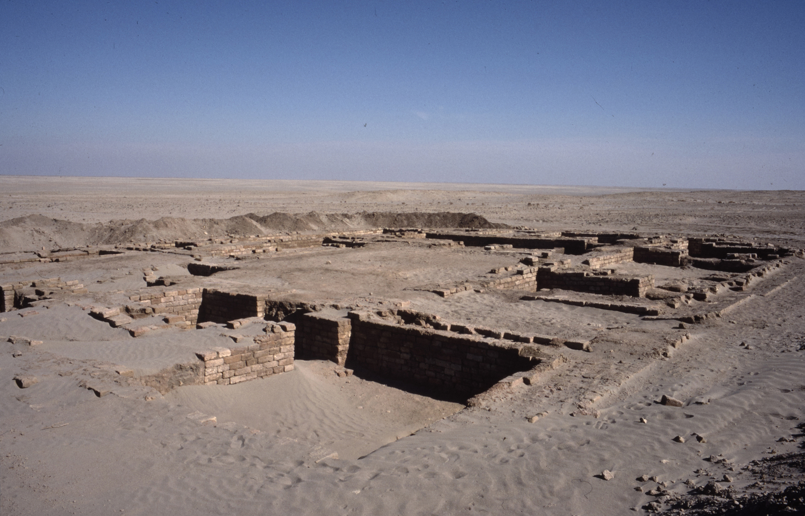 Les fouilles des maisons paléo-babyloniennes. © Mission Archéologique française de Larsa-‘Oueili, ARCH. MAE, JLH278_04_014